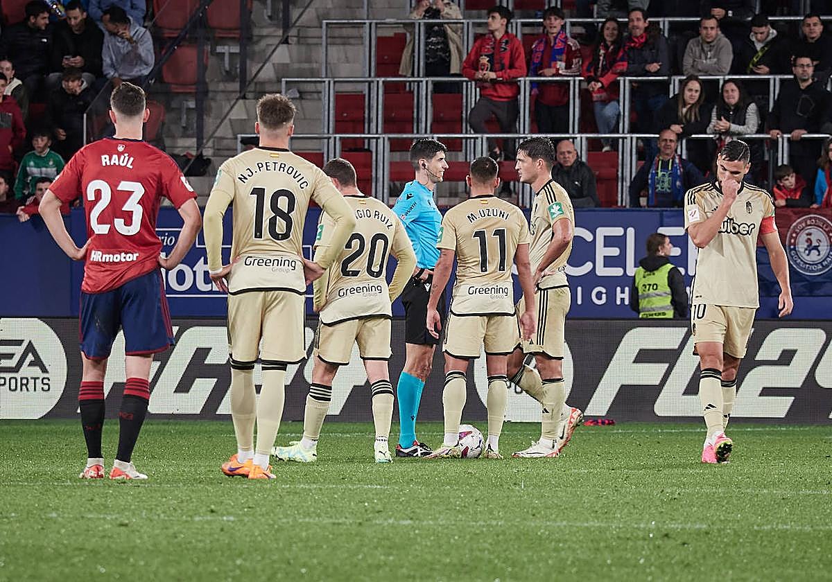 Mateo Busquets Ferrer escucha las indicaciones que le dan desde la sala VOR en El Sadar.