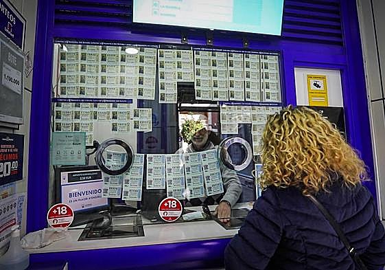 Un establecimiento de venta de lotería en Granada.