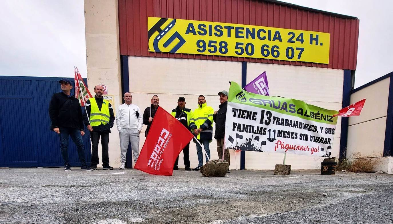 Trabajadores de Grúas Albéniz, en la puerta de la empresa, recordando que llevan la once meses sin cobrar.