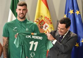 Moreno muestra la camiseta entregada por Borja Ruiz, tras ganar la Copa de 2019.