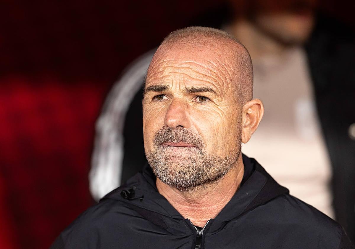 Paco López, serio antes de un partido anterior en Los Cármenes.