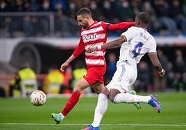 Antonio Puertas chuta un balón ante Alaba hace dos temporadas.