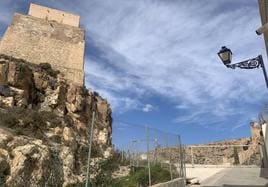 Calle que da acceso a La Hoya y la Alcazaba.