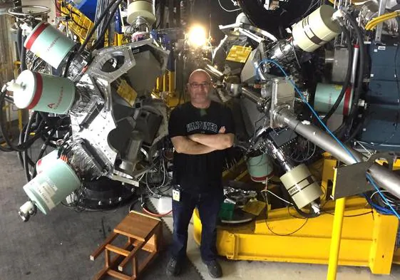 Nico Orce delante de GAMKA, el espectrómetro de rayos gamma con el que han trabajado para elaborar su estudio.