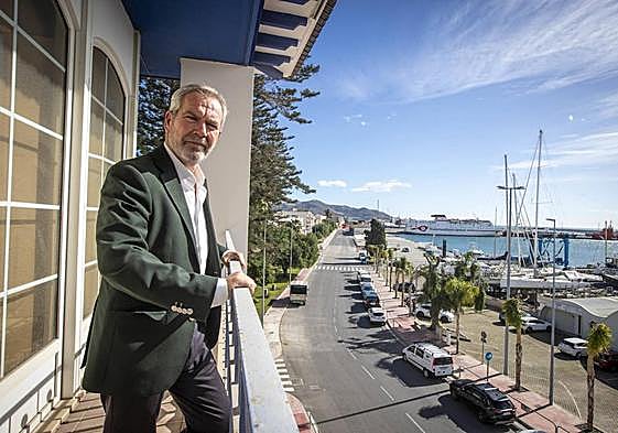 El presidente de la Autoridad Portuaria posa para IDEAL en el puerto.