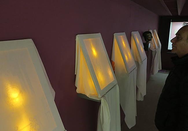 Las 'candelillas' –término usado por Falla– iluminan las obras adivinadas tras la tela.