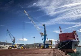 Actividad en los muelles del puerto de Motril.