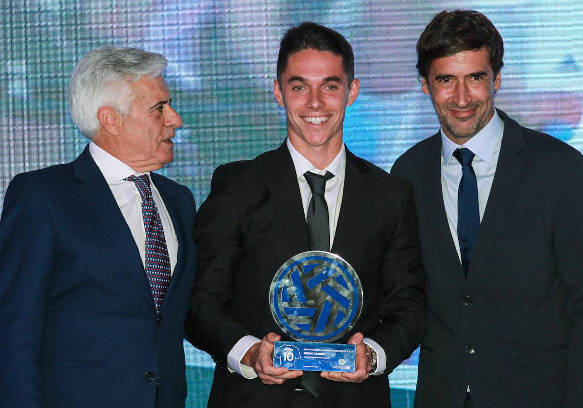 Arribas, entre Rocha -presidente interino de la RFEF- y Raúl González -ténico en el Castilla-.