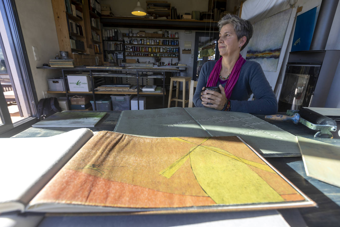 Antje junto a uno de sus libros.