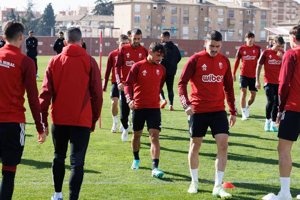 El granadino Rodelas, entre Víctor Díaz y Sergio Ruiz.