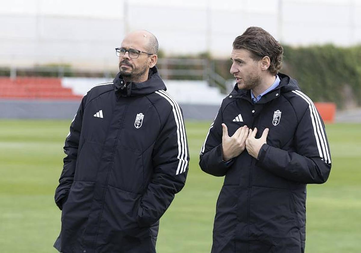 Matteo Tognozzi, a la derecha, sigue un entrenamiento anterior junto al psicólogo del club.