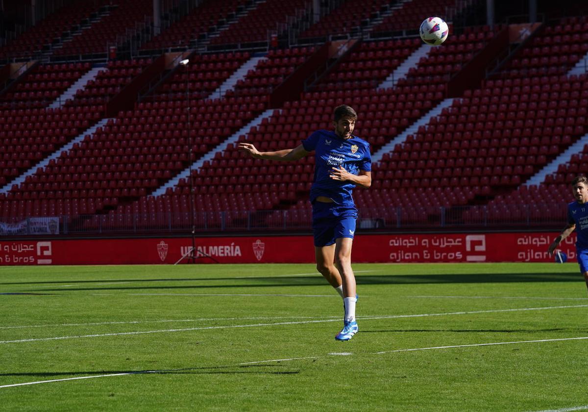 Édgar González cabecea en un ejercicio del entrenamiento de este miércoles.