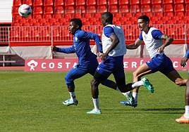 Largie Ramazani intenta controlar el balón ante la presión de Mendes y Chumi, en la sesión desarrollada ayer en el campo principal del Power Horse Stadium.