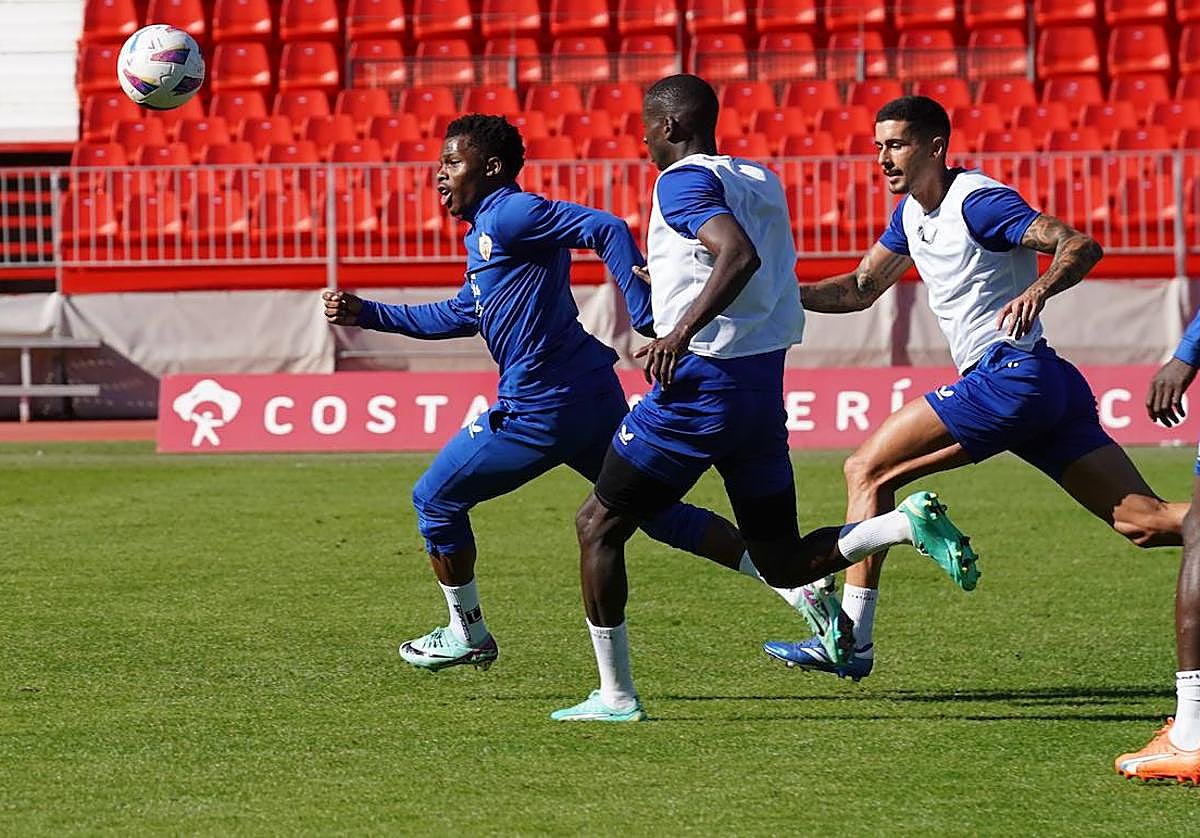 Largie Ramazani intenta controlar el balón ante la presión de Mendes y Chumi, en la sesión desarrollada ayer en el campo principal del Power Horse Stadium.