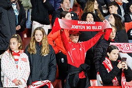 Encuéntrate en la grada de Los Cármenes en el Granada-Athletic