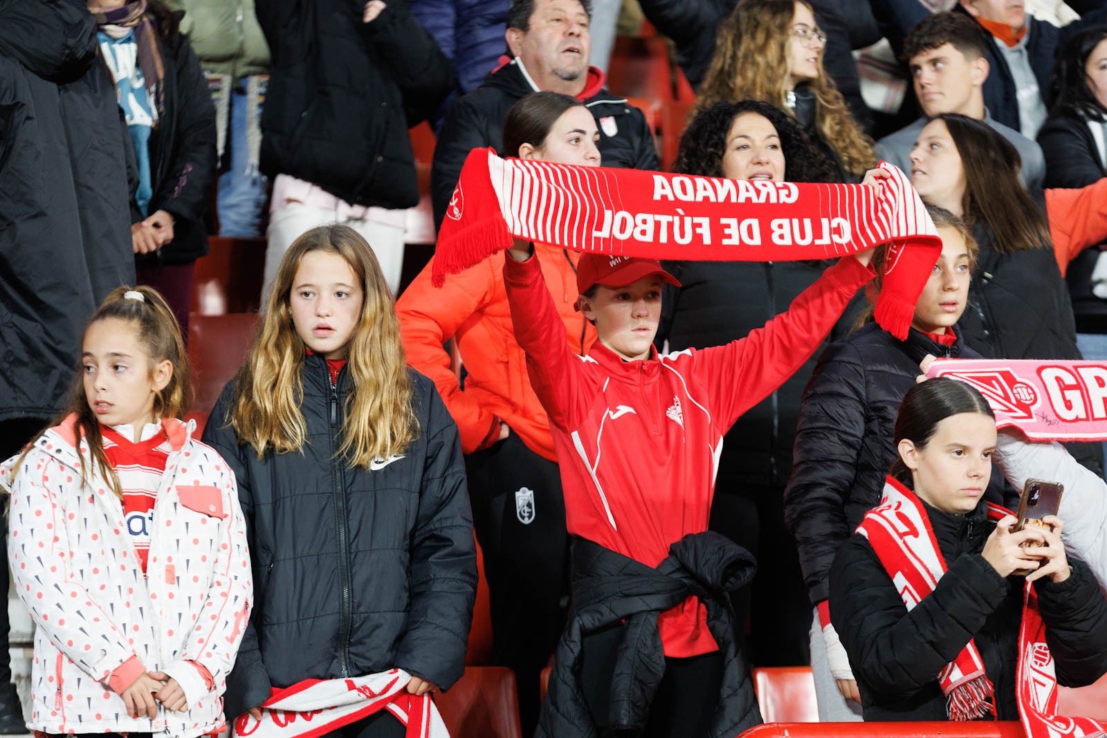 Encuéntrate en la grada de Los Cármenes en el Granada-Athletic