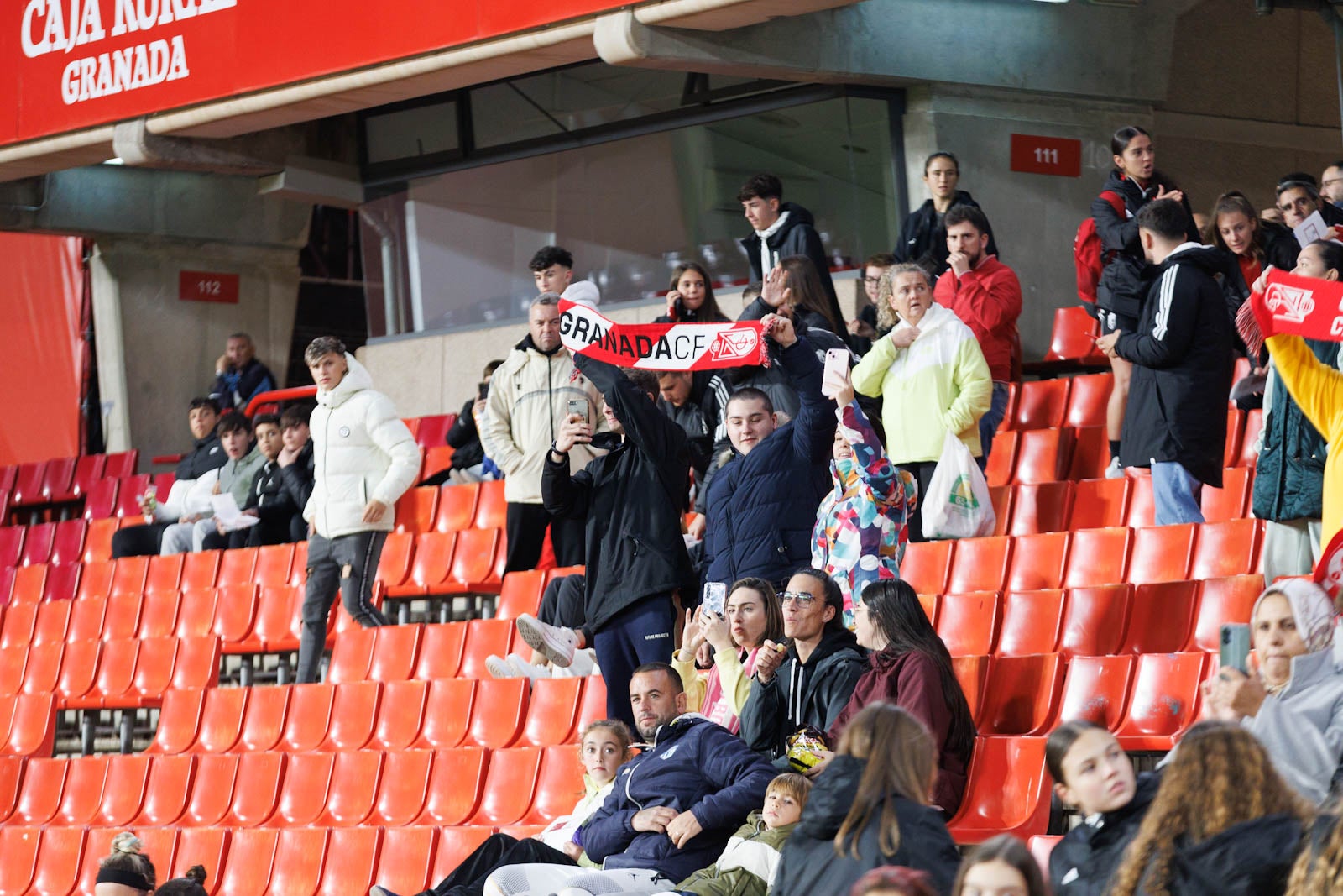 Encuéntrate en la grada de Los Cármenes en el Granada-Athletic