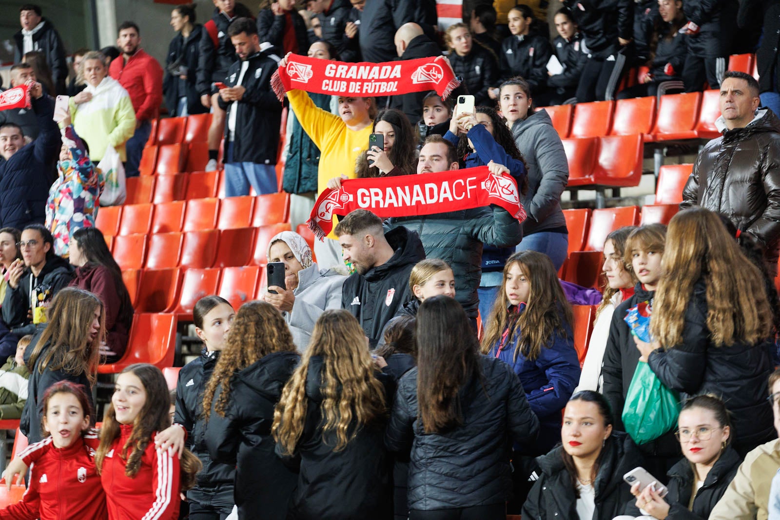 Encuéntrate en la grada de Los Cármenes en el Granada-Athletic