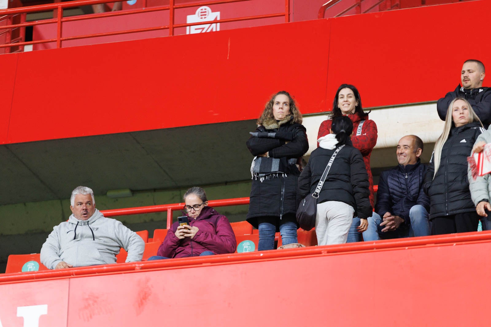 Encuéntrate en la grada de Los Cármenes en el Granada-Athletic