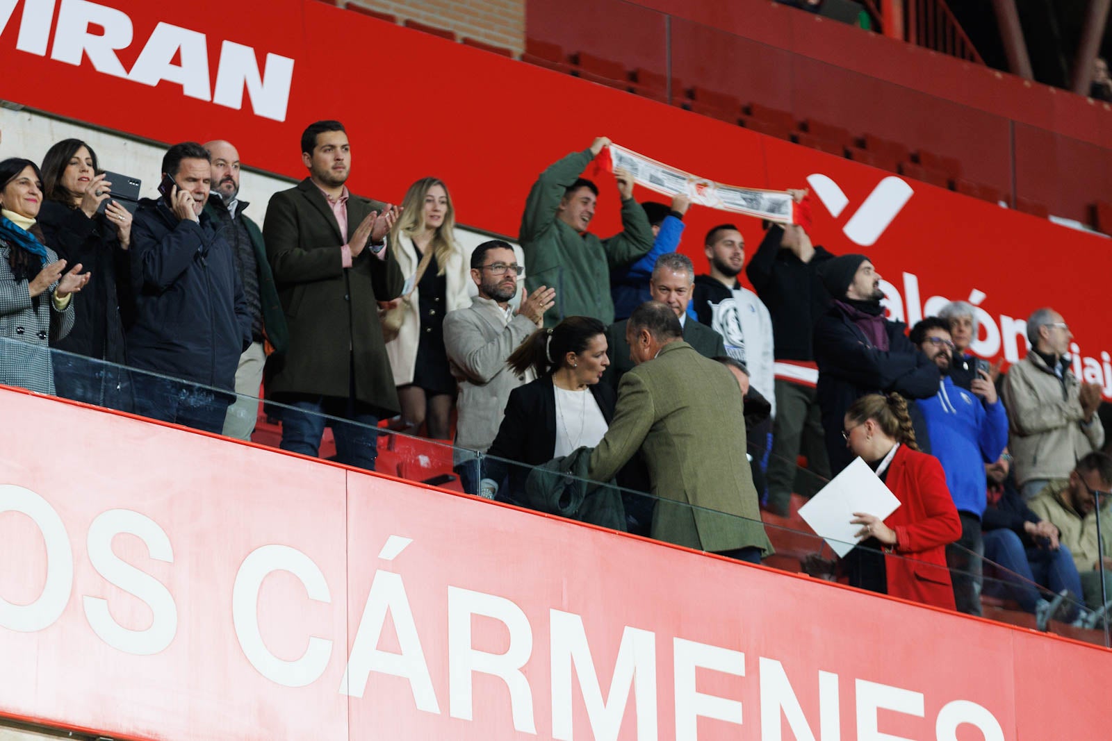Encuéntrate en la grada de Los Cármenes en el Granada-Athletic