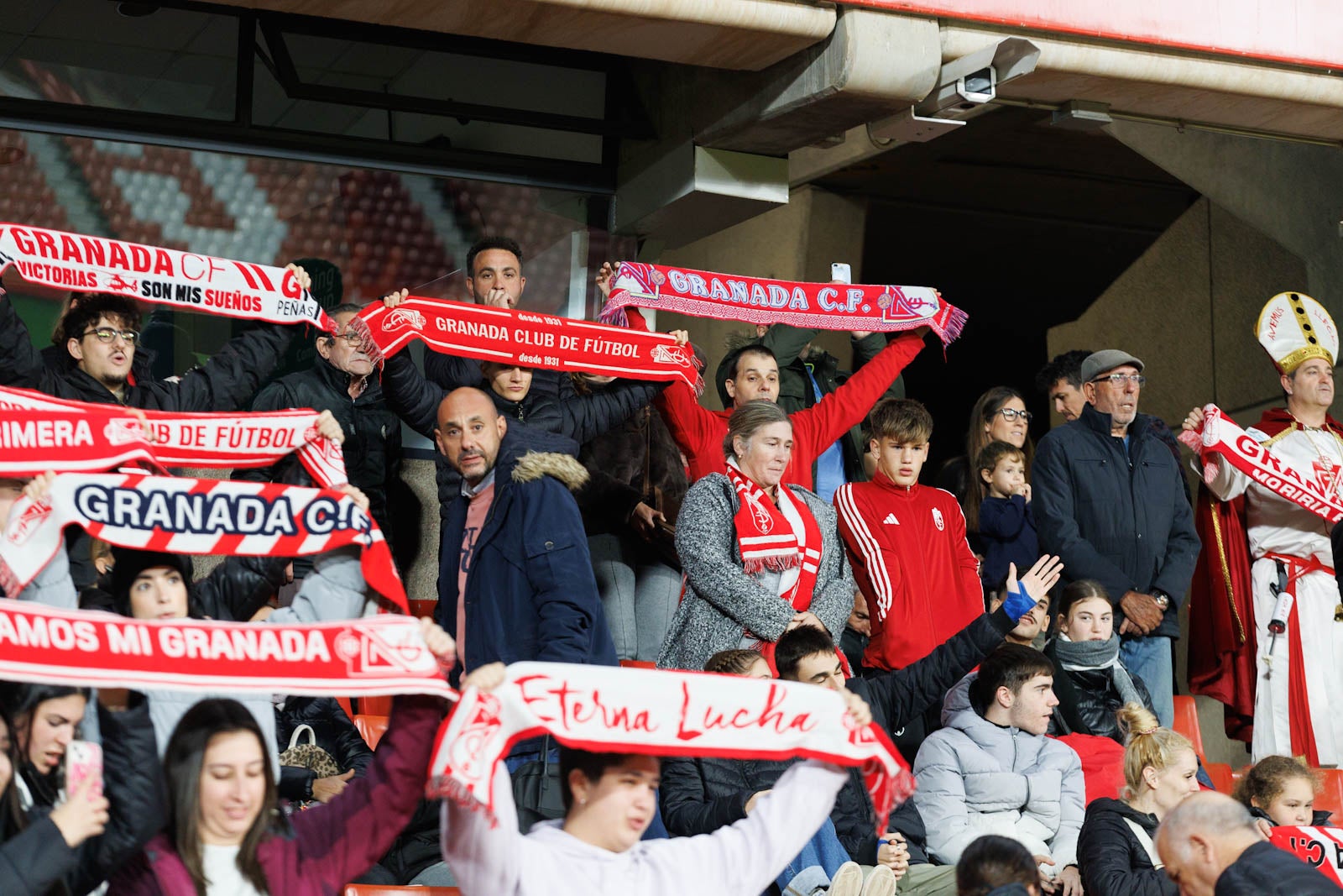 Encuéntrate en la grada de Los Cármenes en el Granada-Athletic