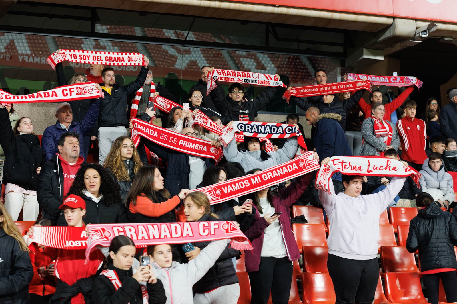 Encuéntrate en la grada de Los Cármenes en el Granada-Athletic