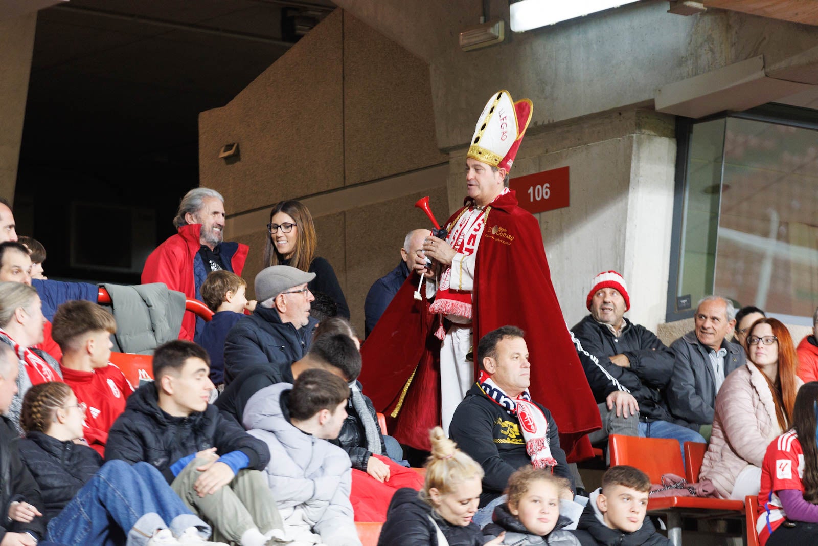 Encuéntrate en la grada de Los Cármenes en el Granada-Athletic