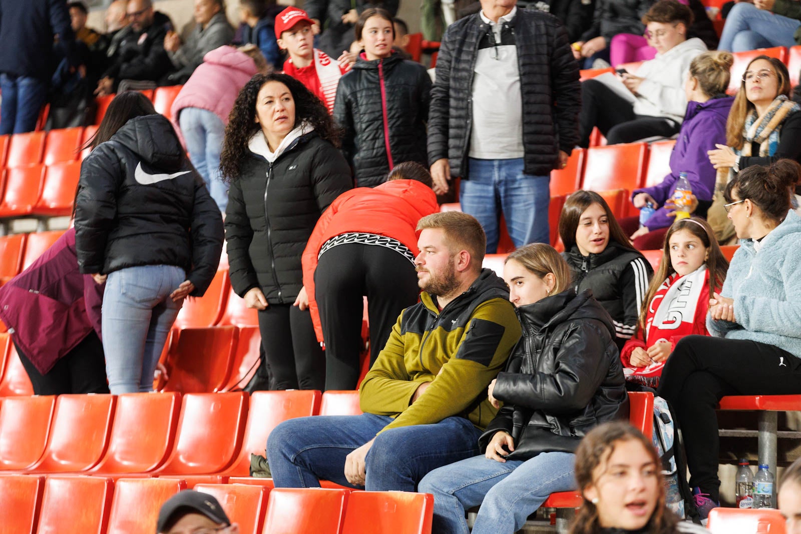 Encuéntrate en la grada de Los Cármenes en el Granada-Athletic