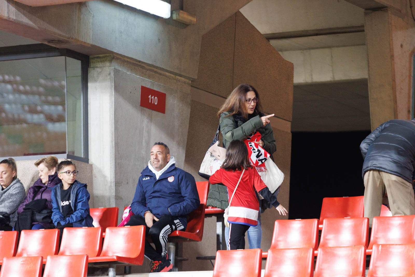Encuéntrate en la grada de Los Cármenes en el Granada-Athletic