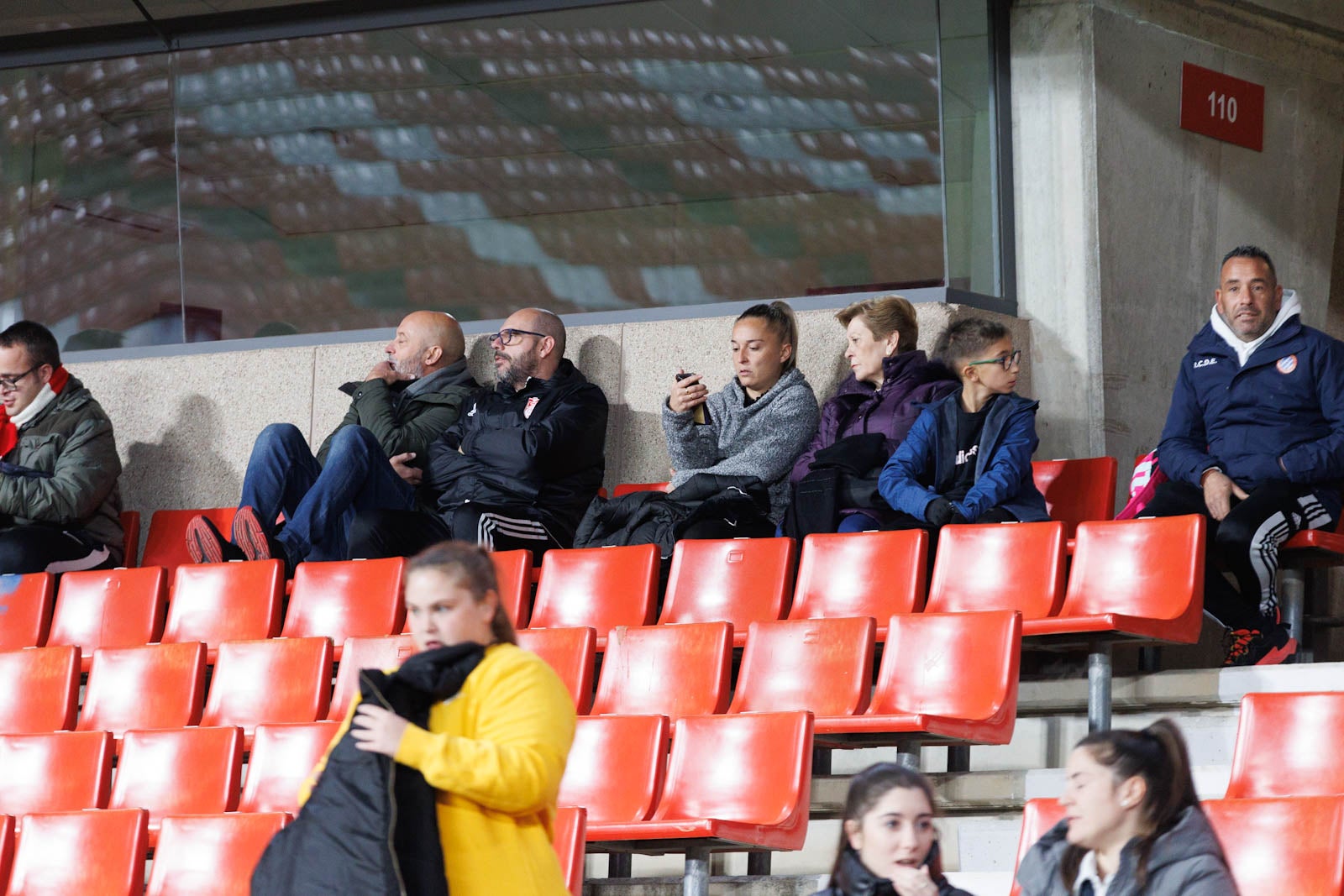 Encuéntrate en la grada de Los Cármenes en el Granada-Athletic