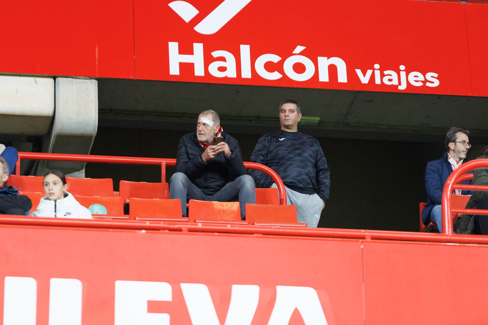 Encuéntrate en la grada de Los Cármenes en el Granada-Athletic