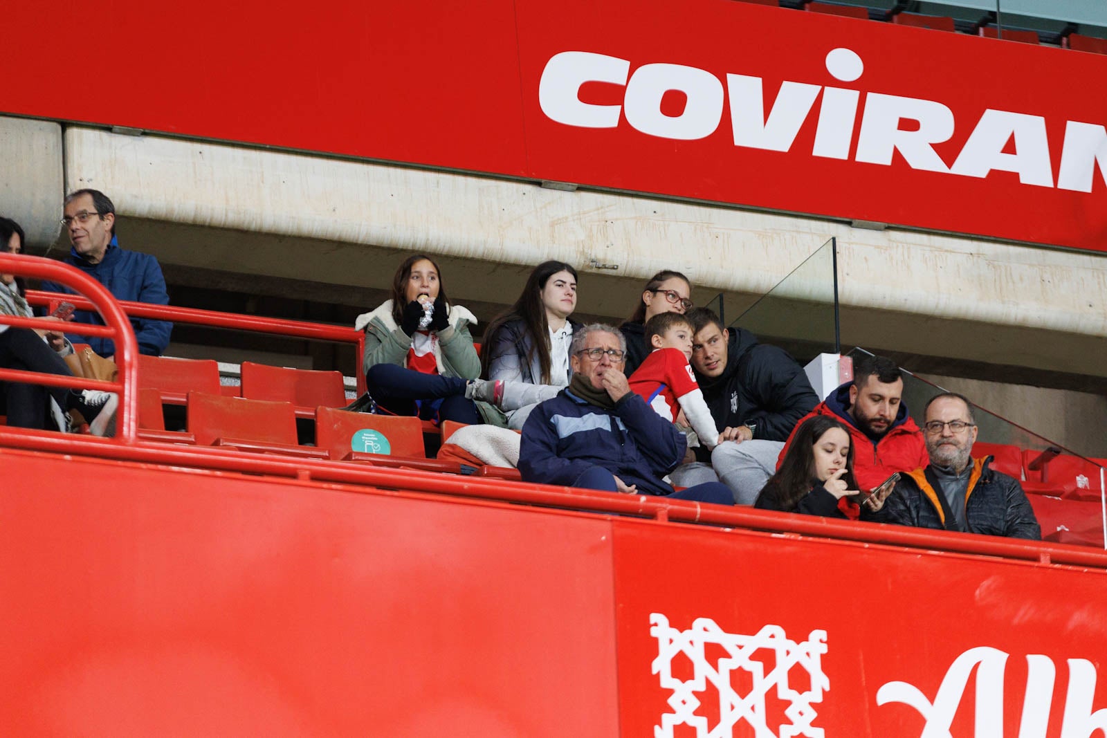 Encuéntrate en la grada de Los Cármenes en el Granada-Athletic