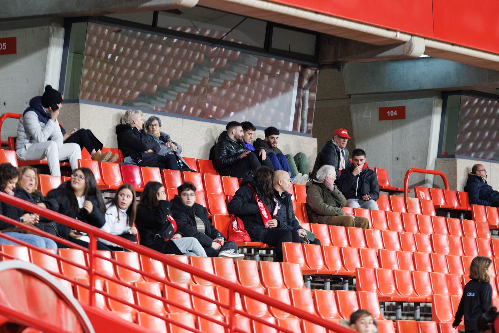 Encuéntrate en la grada de Los Cármenes en el Granada-Athletic