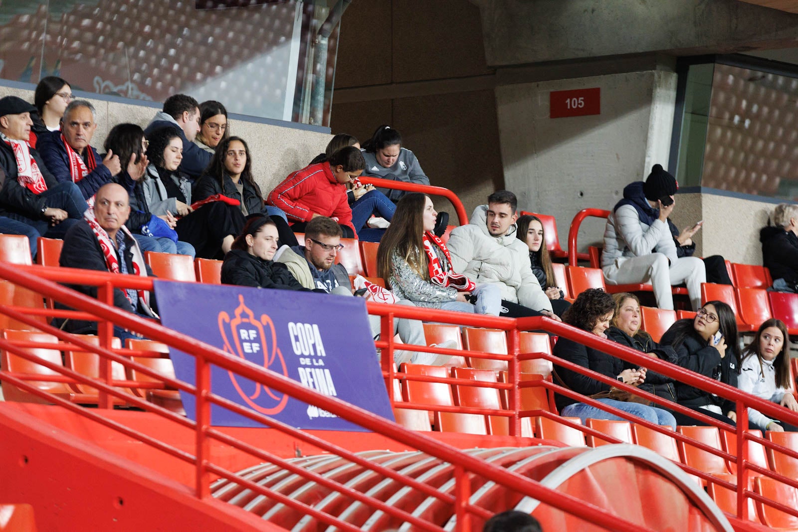 Encuéntrate en la grada de Los Cármenes en el Granada-Athletic