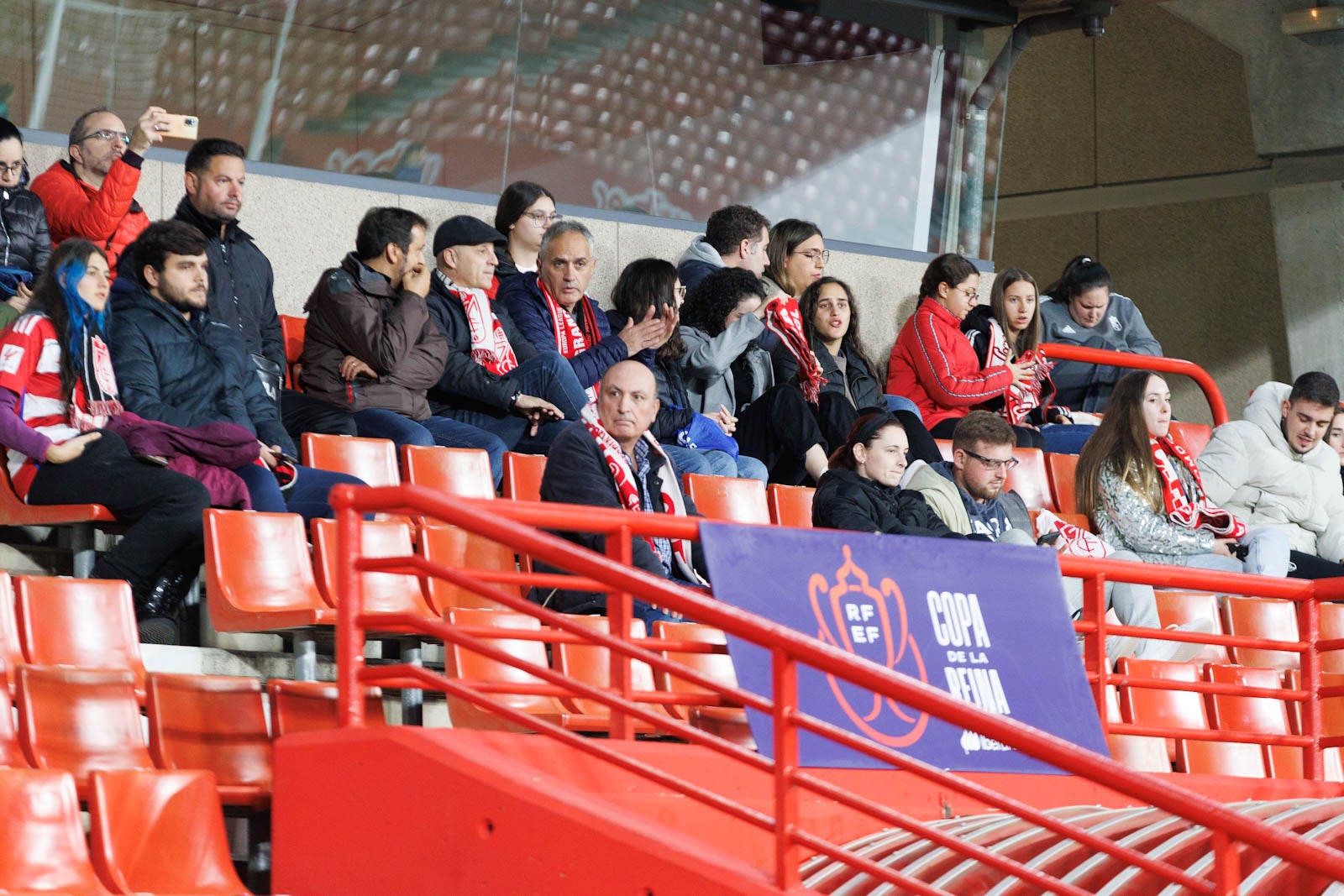 Encuéntrate en la grada de Los Cármenes en el Granada-Athletic