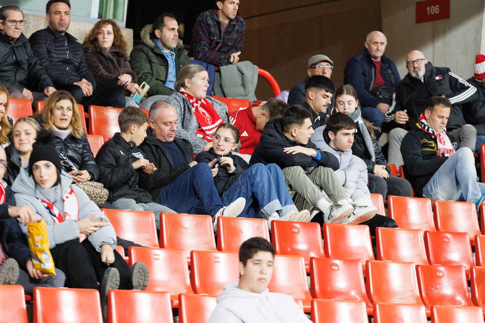 Encuéntrate en la grada de Los Cármenes en el Granada-Athletic