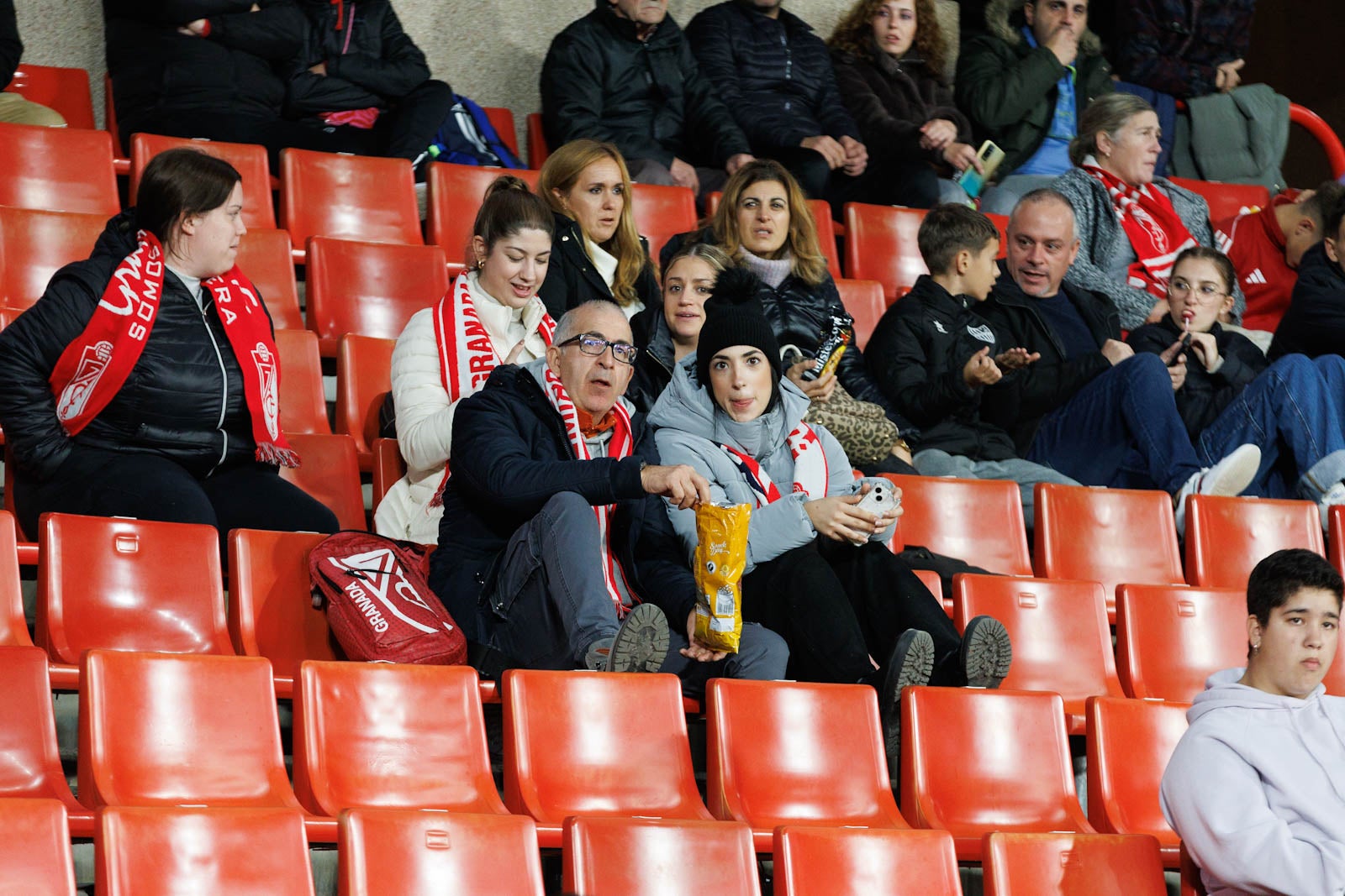 Encuéntrate en la grada de Los Cármenes en el Granada-Athletic