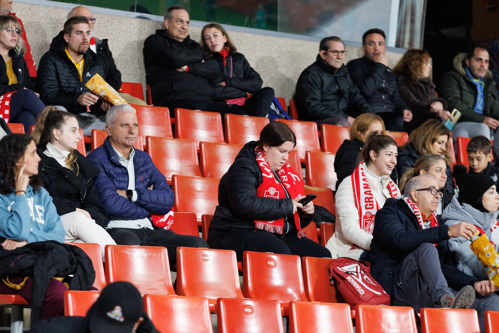 Encuéntrate en la grada de Los Cármenes en el Granada-Athletic