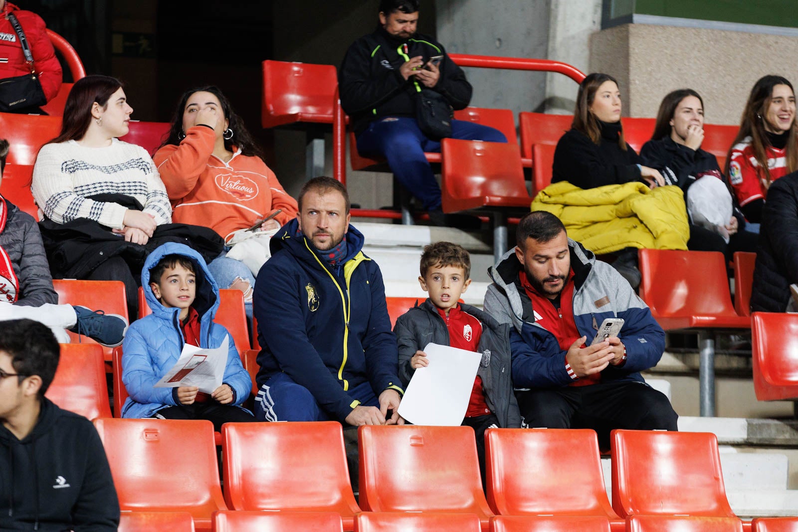 Encuéntrate en la grada de Los Cármenes en el Granada-Athletic