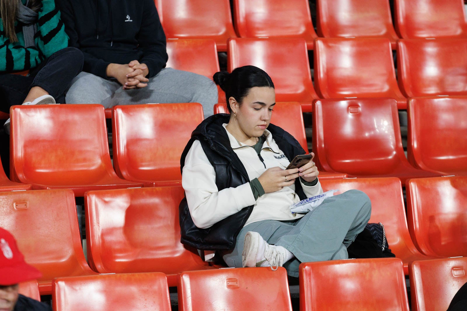 Encuéntrate en la grada de Los Cármenes en el Granada-Athletic