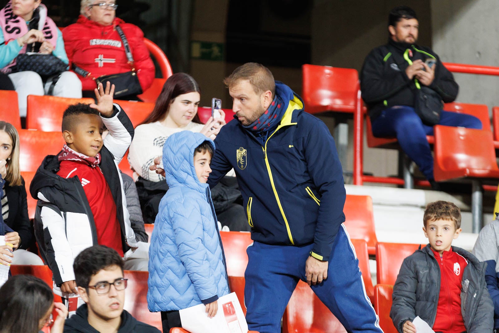 Encuéntrate en la grada de Los Cármenes en el Granada-Athletic