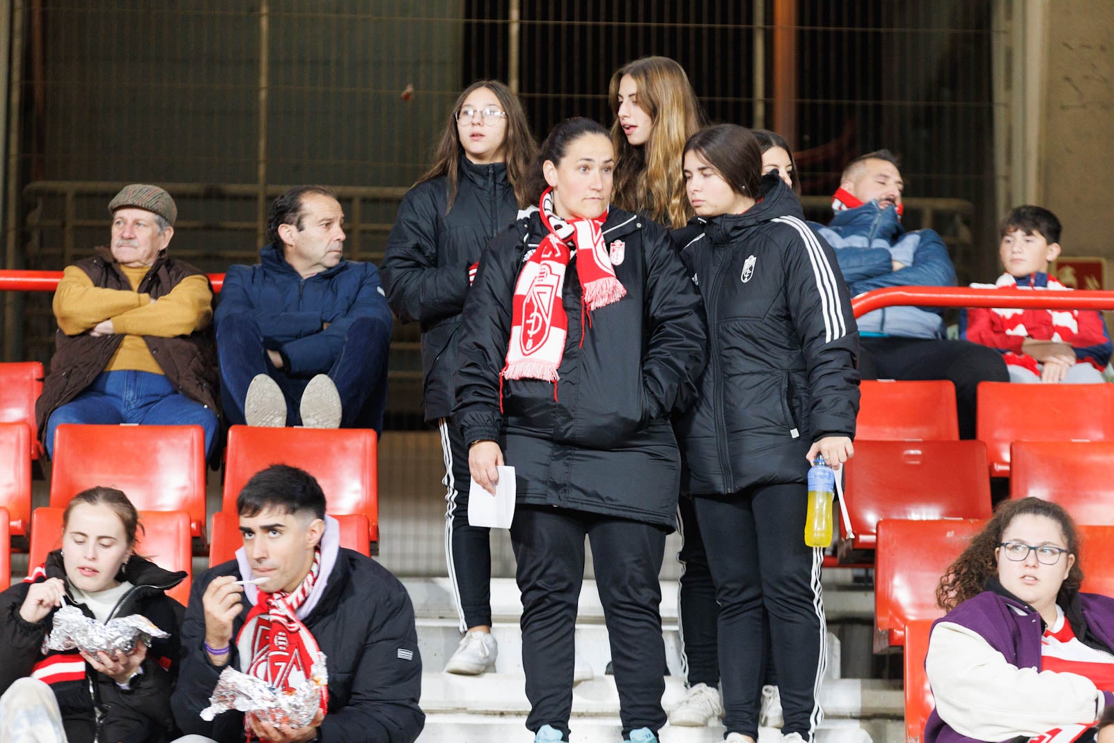 Encuéntrate en la grada de Los Cármenes en el Granada-Athletic
