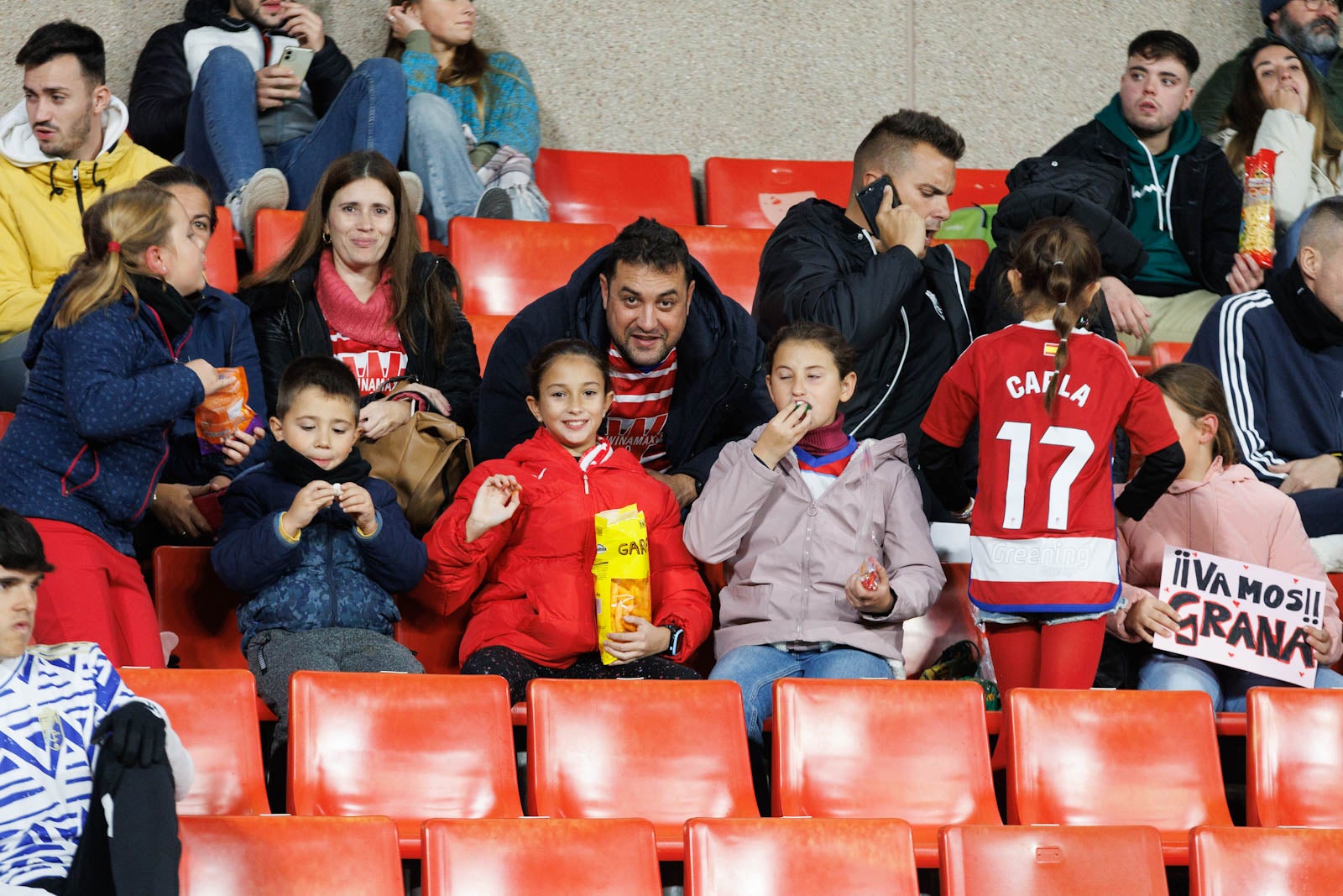 Encuéntrate en la grada de Los Cármenes en el Granada-Athletic