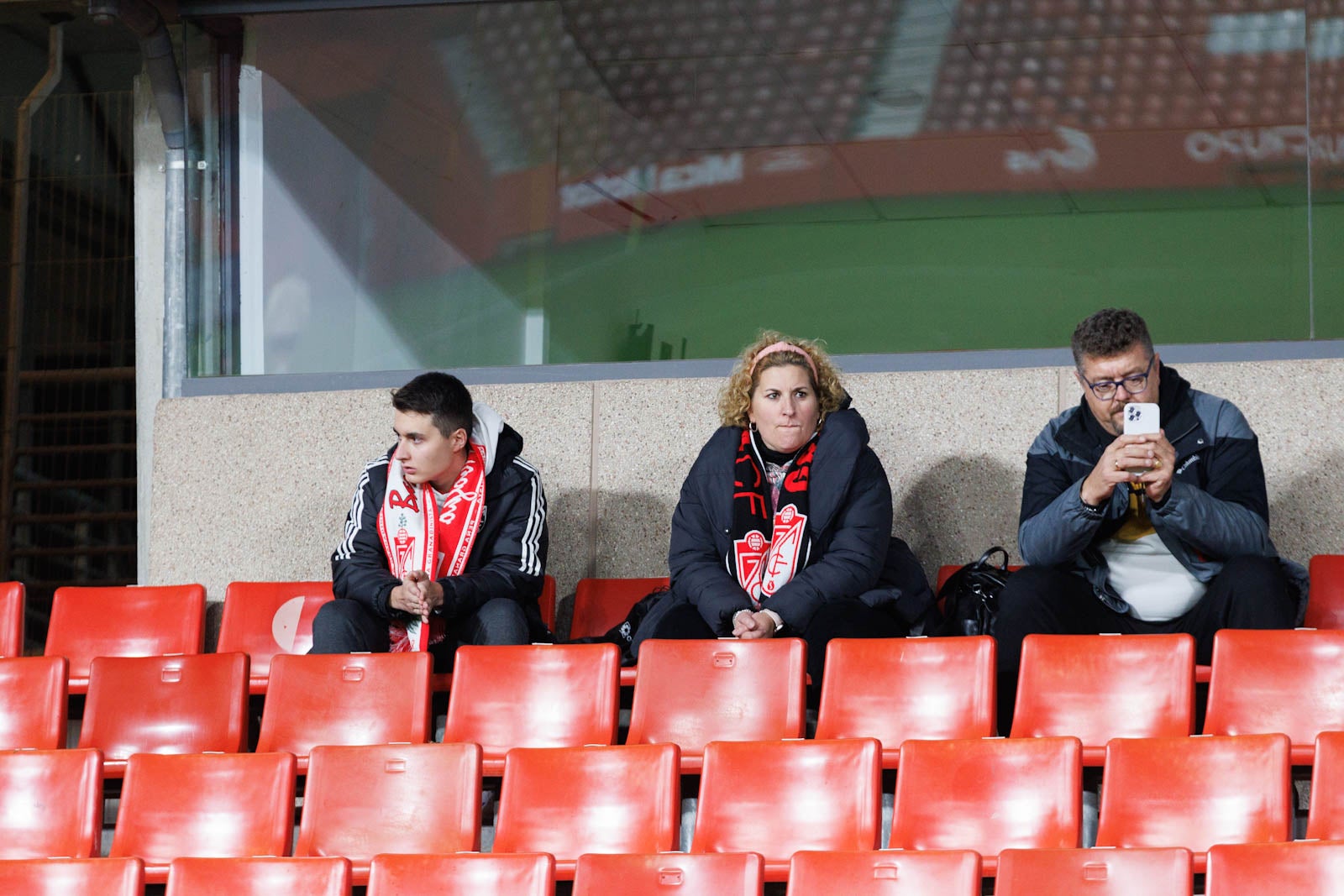 Encuéntrate en la grada de Los Cármenes en el Granada-Athletic