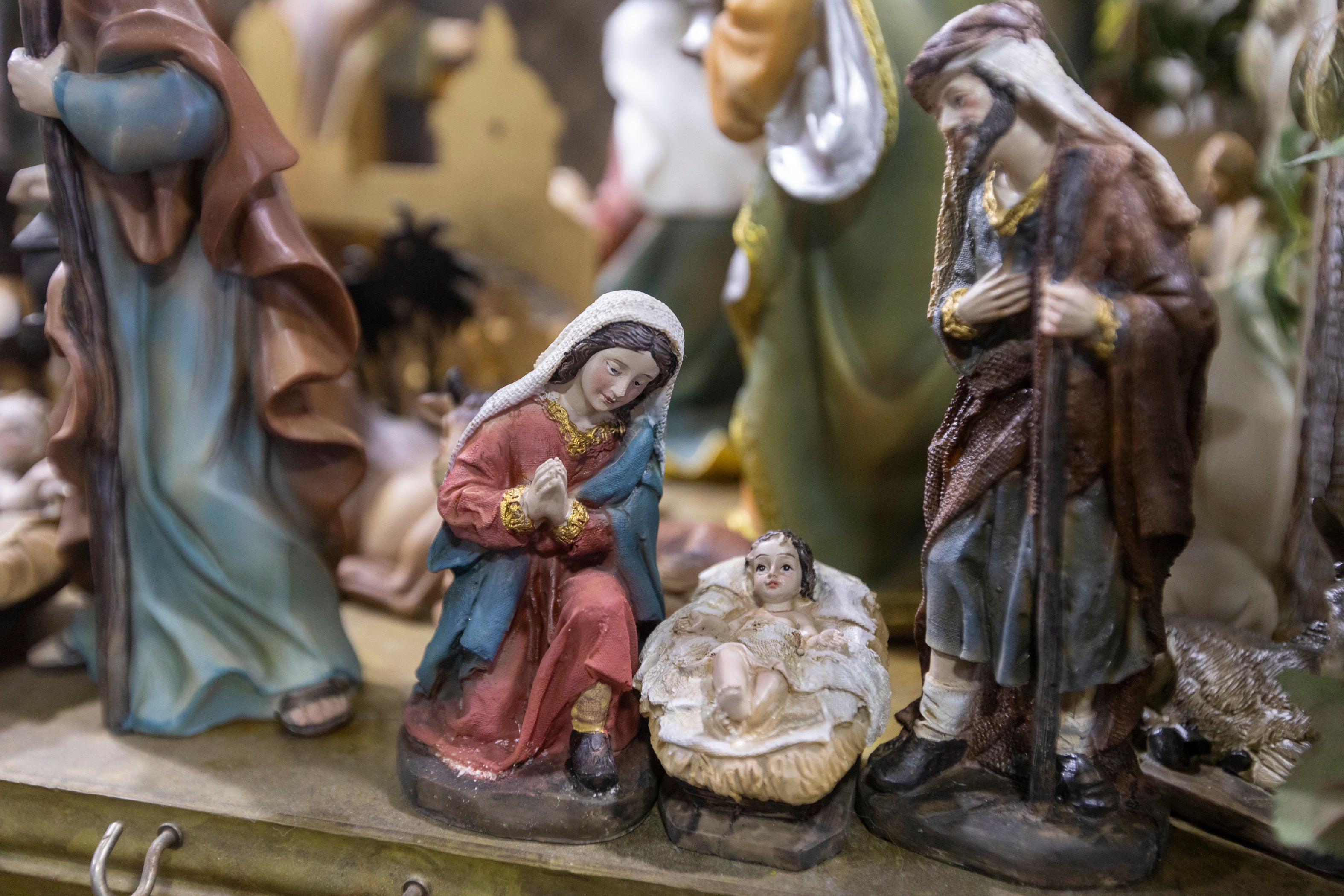 Imagen secundaria 1 - Distintas miniaturas y conjuntos de misterios en la tienda de Miguel en la Alcaicería.