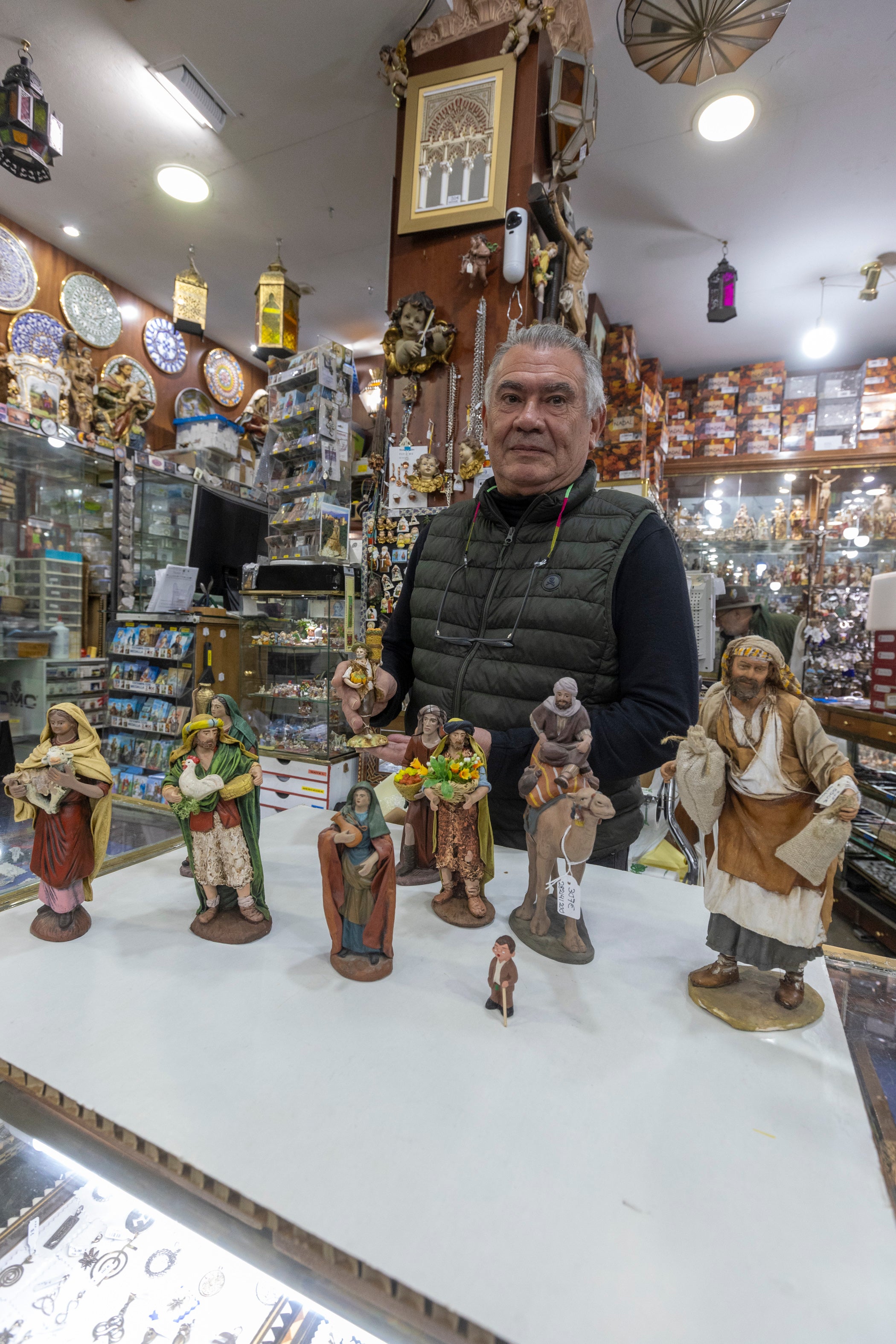 Imagen secundaria 2 - Distintas miniaturas y conjuntos de misterios en la tienda de Miguel en la Alcaicería.