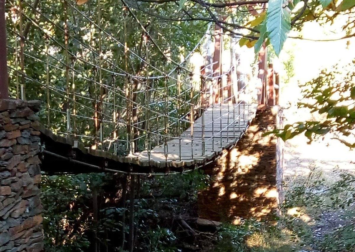 Imagen secundaria 1 - Distintas imágenes del paraje de la ruta del Castañar de Aldeire y el puente colgante.