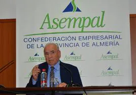 Alfonso Guerra, durante la ponencia que ofreció en el foro deAsempal.