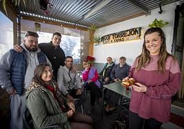 La hostelera Noelia pasa el día junto a sus clientes y amigos de Yátor.