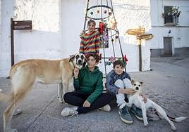 Yanick y Nael pasan la Navidad con su madre y sus mascotas en el pueblo de Tímar.